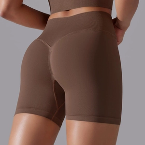 Détail du short de yoga sans couture marron à taille haute avec effet push-up en forme de V