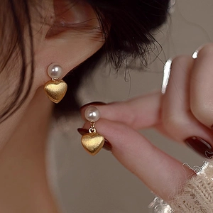 Brushed gold heart earrings with white freshwater pearls for a vintage minimalist look