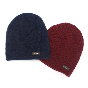 Marineblaue und burgunderrote Strickmützen mit Schachbrettmuster und Metalldetail