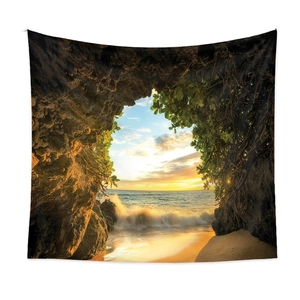 Détail d'une tapisserie bohème montrant le coucher du soleil depuis une grotte
