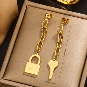 Detailansicht goldener Schloss- und Schlüsselohrringe mit Maßangaben in Zoll und Zentimeter