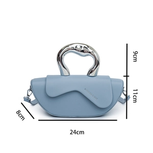 Diagramme de taille détaillé pour sac à main bleu clair avec poignée argentée