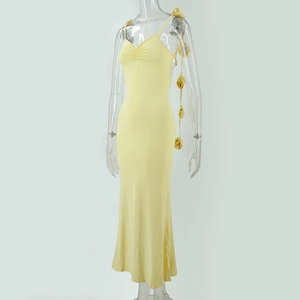 Détail des fleurs de rose 3D sur les bretelles d'une robe de soirée jaune élégante