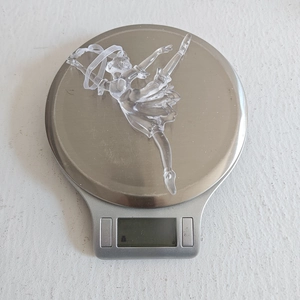 Detailed scale view of transparent acrylic ballerina ornament weighing 22.6g for tree decor