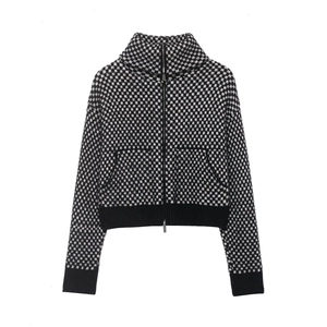 Détail de la veste aviateur en tricot à damier noir et blanc avec col montant et zip