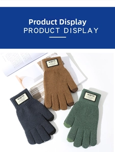 Dettaglio guanti in maglia invernale grigi, marroni e verdi con punte touch screen