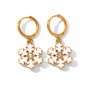 Détail de boucles d'oreilles en or 18k avec pendentif flocon en émail blanc et zircon