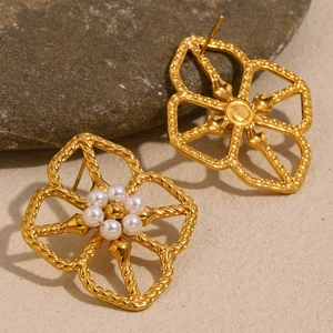 Vintage Ohrstecker aus 18K vergoldetem Edelstahl mit Blumenmuster und weißen Perlen