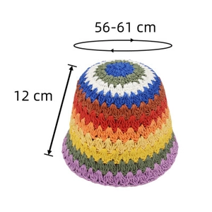 Vue détaillée du chapeau seau fait main en paille avec texture tissée arc-en-ciel