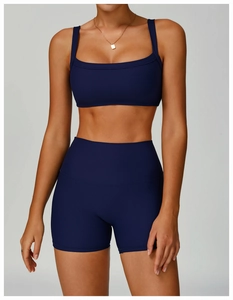 Détail de la texture côtelée du soutien-gorge de yoga bleu marine et du short taille haute