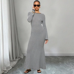 Détail de la texture à rayures horizontales noires et blanches de cette robe en maille