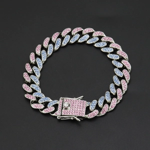 Détail du bracelet gourmette argenté 12mm avec strass roses et bleus étincelants