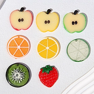 Détail de tranches de fruits en résine colorée avec citron, orange et fraise pour cheveux