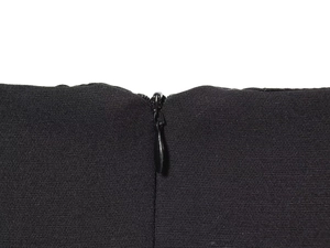 Detalle de la cremallera invisible de alta calidad en el mini vestido negro tejido