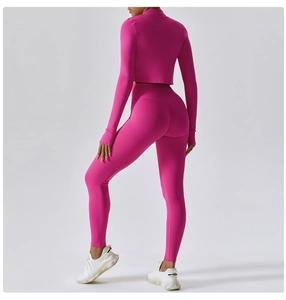 Vue latérale de l'ensemble de yoga rose avec haut ajusté et legging de sport taille haute