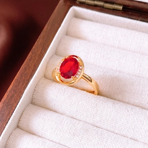 Vintage Doppelring aus Gold mit ovalem Rubin und Pavé-Zirkonia-Details für Damen