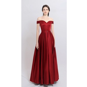 Robe de soirée élégante en satin bordeaux avec col bardot et jupe plissée