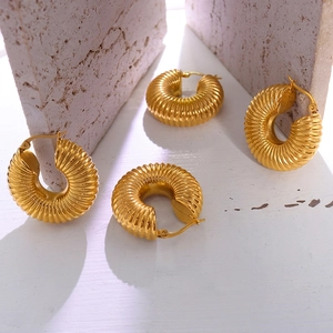 Chunky 18K gold plated ribbed hoop earrings with a textured croissant geometric design
