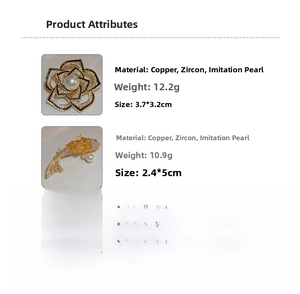 Détails macro de broches camélia et carpe en cuivre doré, avec zircones et perles
