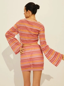 Détail de l'ensemble au crochet bohème avec motifs ondulés colorés et textures fines