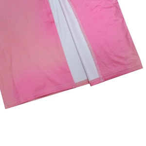 Détail de l'ourlet de la robe dégradé rose montrant la finition de couture double