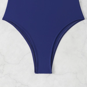 Gros plan des coutures renforcées à double aiguille sur un maillot de bain bleu marine