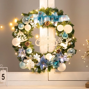 Couronne de Noël bleue et blanche avec lumières LED, pommes de pin et ornements