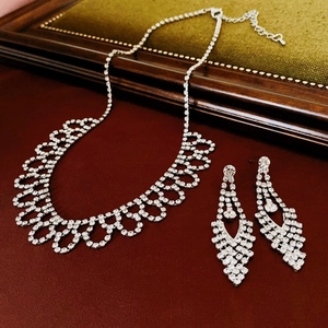 Dettaglio ravvicinato della parure da sposa con strass luccicanti su sfondo vintage di lusso