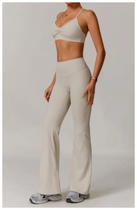 Détail d'un ensemble de yoga avoine avec soutien-gorge froncé et pantalon évasé