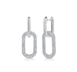 Detail silberner Gliederohrringe mit poliertem Ring und weißen Zirkon-Pavé-Schleifen