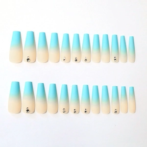 Blaue Ombré Coffin-Nägel zum Aufkleben mit Strasssteinen im 24-teiligen Set