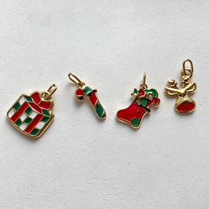 Detail von Weihnachts-Emaille-Anhängern mit Rentier, Socke, Zuckerstange und Geschenkbox