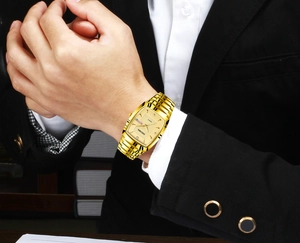 Detail van goudkleurig tonneau horloge met dubbele kalender en met kristal ingelegde rand