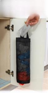 Organizer a rete sospeso per riporre i sacchetti di plastica sulla porta del mobile
