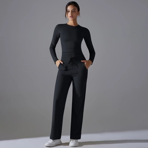 Vue de face de l'ensemble de yoga noir avec haut manches longues et pantalon large