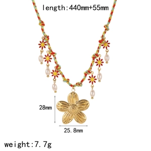 Détail du collier tissé avec pendentif tournesol et dimensions indiquées 440+55mm