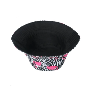 Chapeau bob femme avec motif zèbre et imprimé flamant rose sur fond blanc