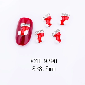 Detail von Weihnachtsstrumpf-Nagelkunst mit roter Emaille und Strasssteinen auf Legierung