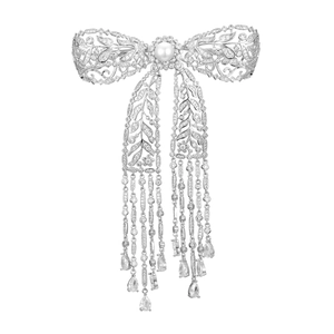 Detailansicht der luxuriösen Zirkon-Schleifenbrosche mit eleganter Perle und Quaste