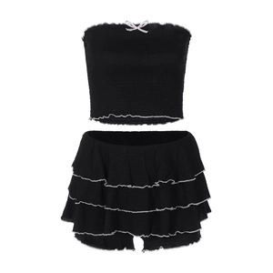 Ensemble chic noir deux pièces avec haut bandeau à nœud et short à volants étagés