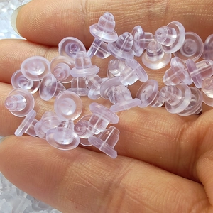 Dettaglio di chiusure per orecchini in silicone viola traslucido per gioielli fai da te