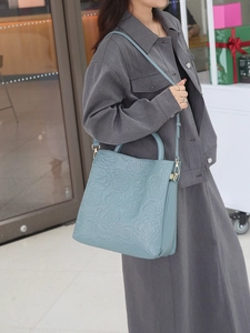 Borsa a mano in pelle azzurra con goffratura a rose e finiture dorate da donna in centro
