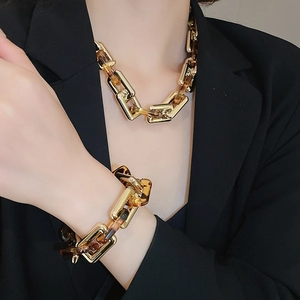 Set collana e bracciale a catena in resina leopardata e metallo dorato su modella