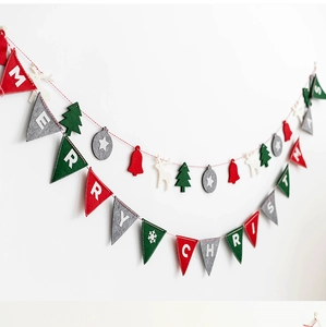 Détail d'une banderole de Noël en feutre de laine avec rennes et sapins rouges et verts