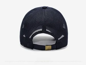 Vue détaillée de la casquette de baseball en mesh bleu marine avec boucle en métal doré