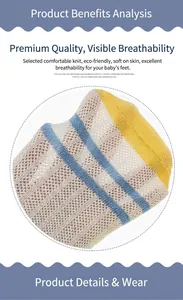 Détail macro du tricot à mailles respirantes sur chaussettes bébé beige à rayures bleues