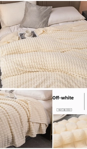 Dettaglio coperta di velluto color crema con morbida trama a griglia e effetto bolle