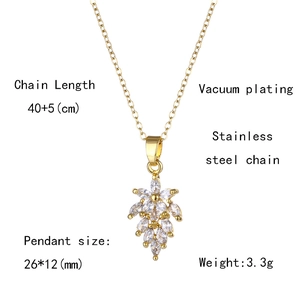 Vue détaillée du pendentif feuille dorée avec zircons et dimensions de la chaîne en acier