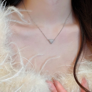 Vue macro du collier avec pendentif triangle en argent et zircone sur un mannequin