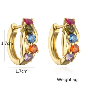 Dettaglio macro di orecchini a cerchio placcati oro 18K con cinque zirconi colorati e misure